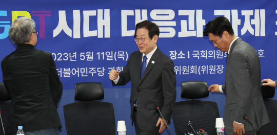 이재명 더불어민주당 대표가 11일 국회에서 열린 챗GPT 관련 좌담회에 참석하고 있다. 연합뉴스.